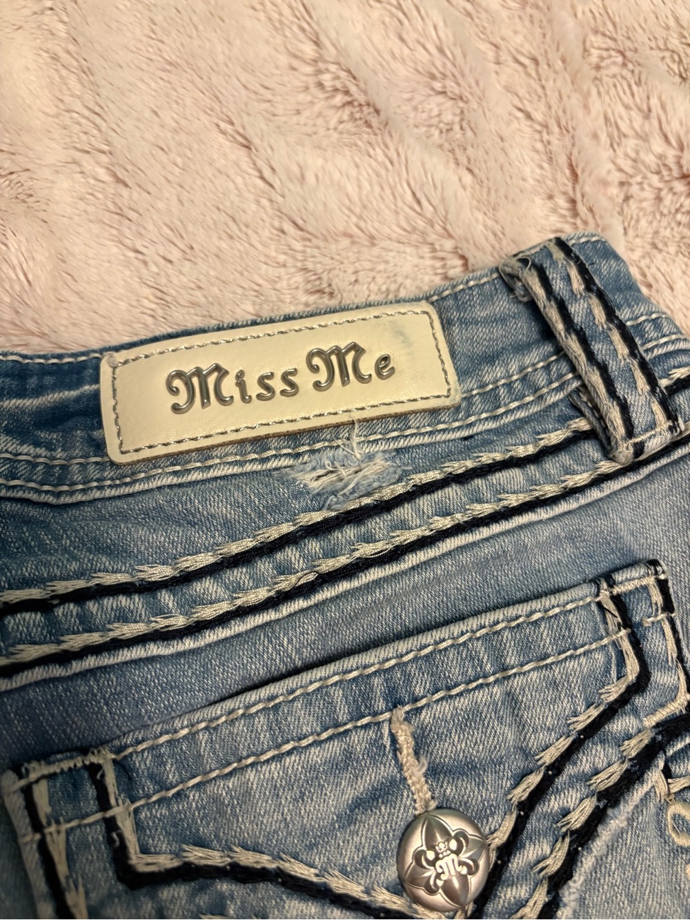 Miss Me Distressed Denim Shorts - Picture 4 of 5
